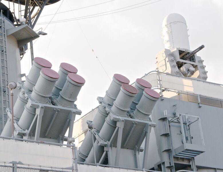 文件:Harpoon Missile Tubes and Phalanx on the Battleship New Jersey.jpg