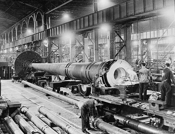 皇家海军的16英寸Mark II火炮在钻孔作业后进行测量,约摄于1942年。