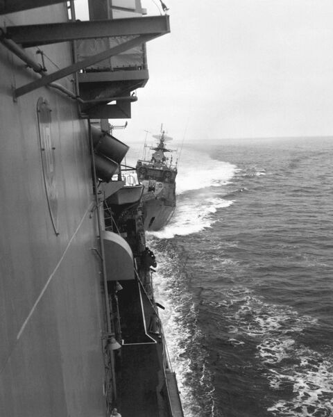 文件:USS Caron (DD-970) collision.jpg