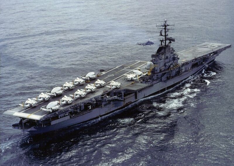 文件:USS Randolph (CVS-15) underway 1967.jpg