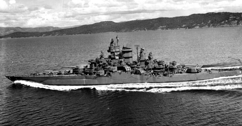 文件:USS Tennessee (BB43) 1943.jpg