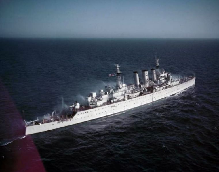 文件:HMS Cumberland (57) sparying decks during anti-nuclear warfare tests 1955.jpg