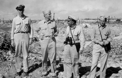 1944年2月4日夸贾林环礁作战结束后,埃文斯舰长(左三)与哈拉登号舰长哈勒·C·艾伦少校(Halle C. Allen, Jr.,左二)登上罗伊-那慕尔岛进行视察,左一位置是哈拉登号炮术长约翰·D·H·凯恩少尉(John D.H. Kane, Jr.),右一是约翰斯顿号炮术长罗伯特·C·哈根少尉(Robert C. Hagen)