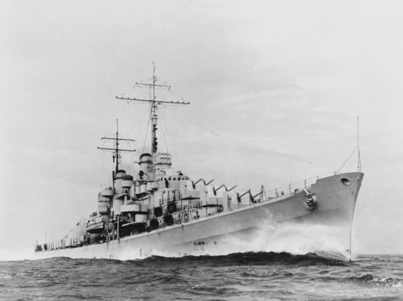 文件:USS Atlanta (CL-51) steaming at high speed, circa in November 1941 (NH 57455).jpg