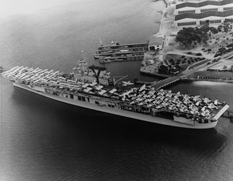 文件:USS Yorktown (CV-5) embarking aircraft at Naval Air Station North Island, in June 1940 (80-G-651042).jpg