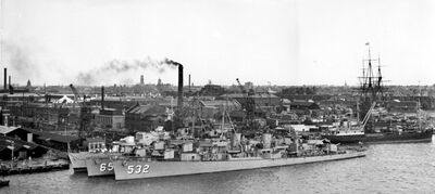 1953年7月希尔曼与姐妹舰查尔斯·J·巴吉尔号驱逐舰(USS Charles J. Badger DD-657)停泊在英国朴茨茅斯造船厂,画面右侧还能看到“胜利”号纪念舰