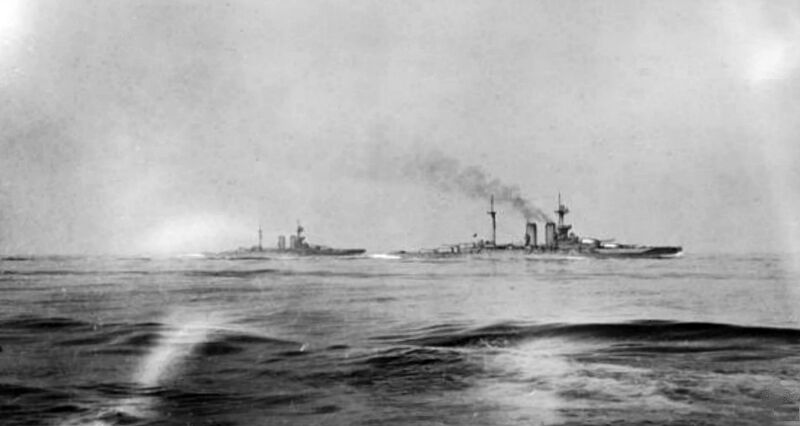 文件:HMS Warspite and HMS Malaya during the battle of Jutland.jpg