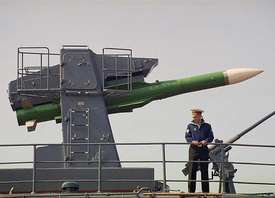 现代号驱逐舰（Sovremenny）上的M-22“飓风”防空系统，装备9M38M1防空导弹。